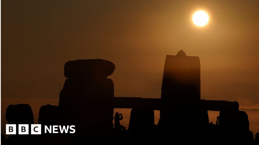 Thousands welcome summer solstice at Stonehenge