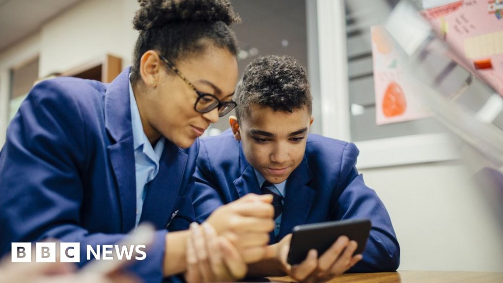 BOYS VS GIRLS CONTROL THE SCHOOL visual data 3