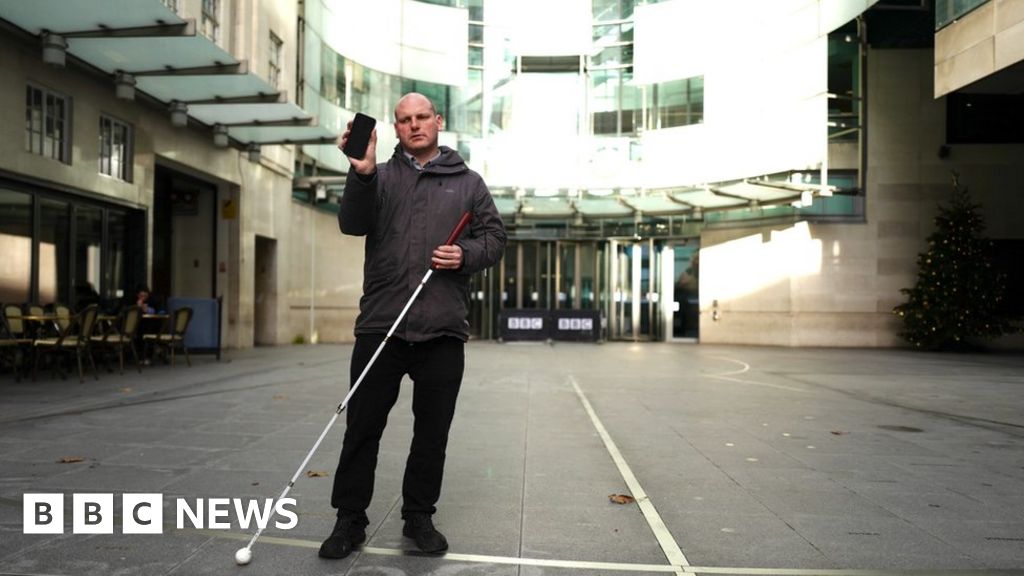 Blind BBC reporter Sean Dilley stops thief from stealing his phone