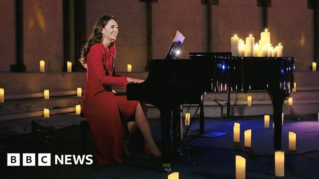 Kate surprises audience with piano performance