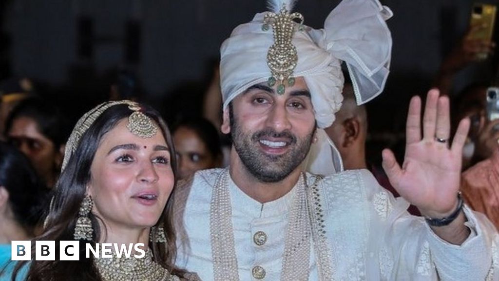 1024px x 576px - Ranbir Kapoor and Alia Bhatt: Bollywood toasts star couple on wedding - BBC  News