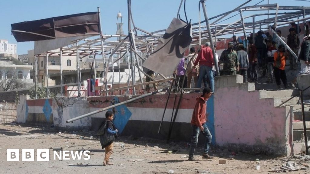 Yemen: Houthis blamed for attack on military parade