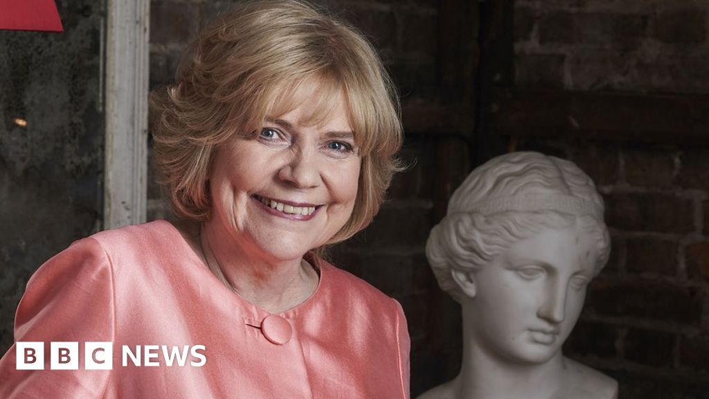 Antiques Roadshow expert Judith Miller dies at 71 - BBC News