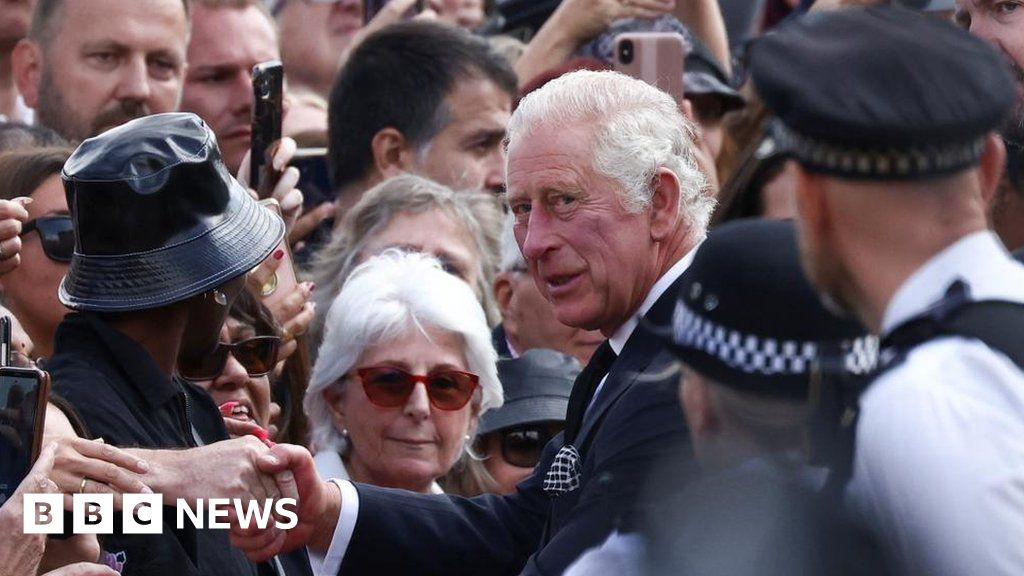 King Charles III: Cheers and kisses as new King heads to Buckingham Palace