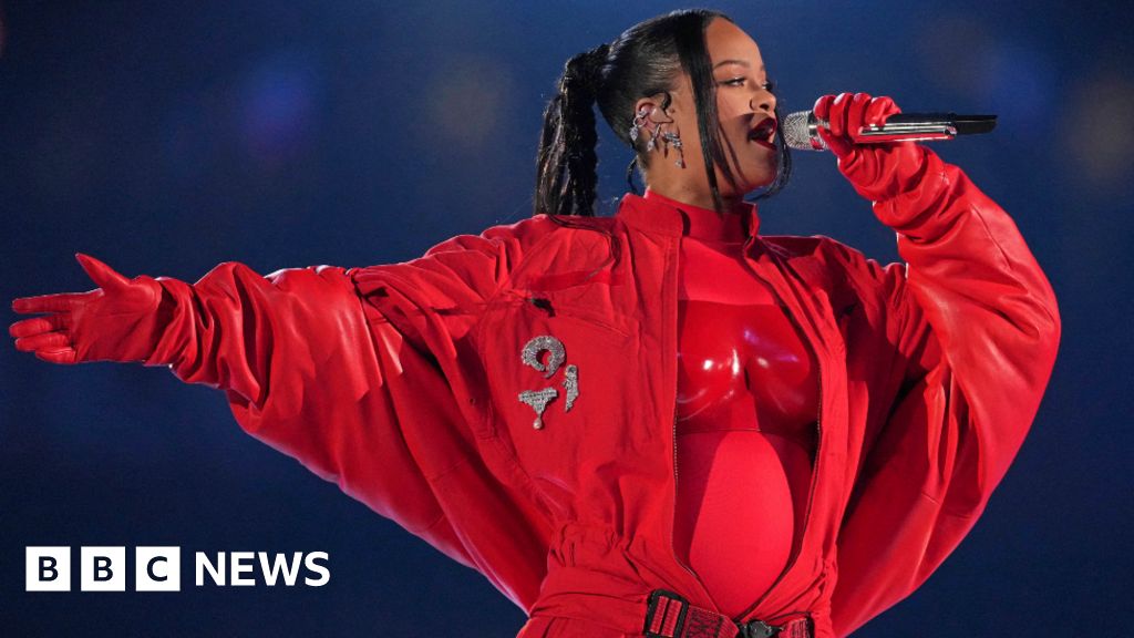 Rihanna reveals she's pregnant at Super Bowl half-time show - BBC News