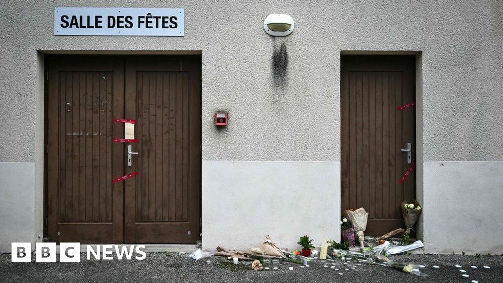 Френският вътрешен министър Жералд Дарманен казва че ще предложи забрана