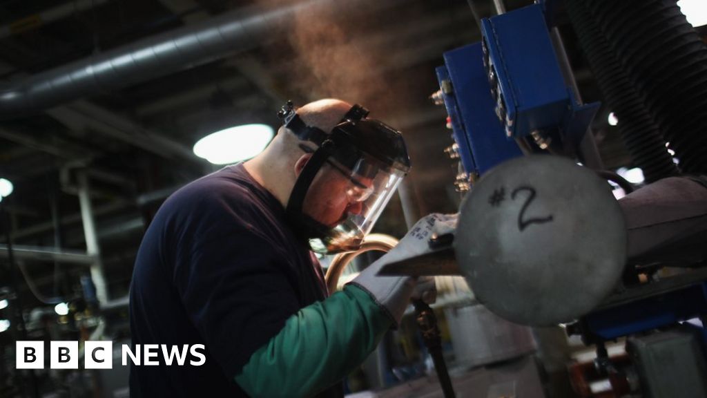 US manufacturing grows at slowest pace in two years - BBC News