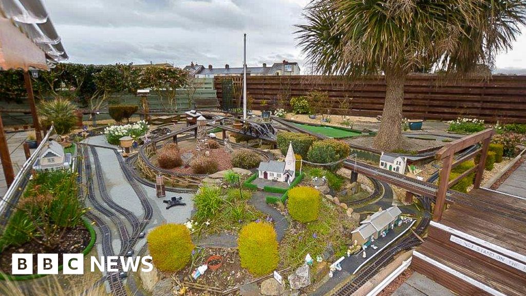 House with 900ft model railway for sale in south Gwynedd BBC News