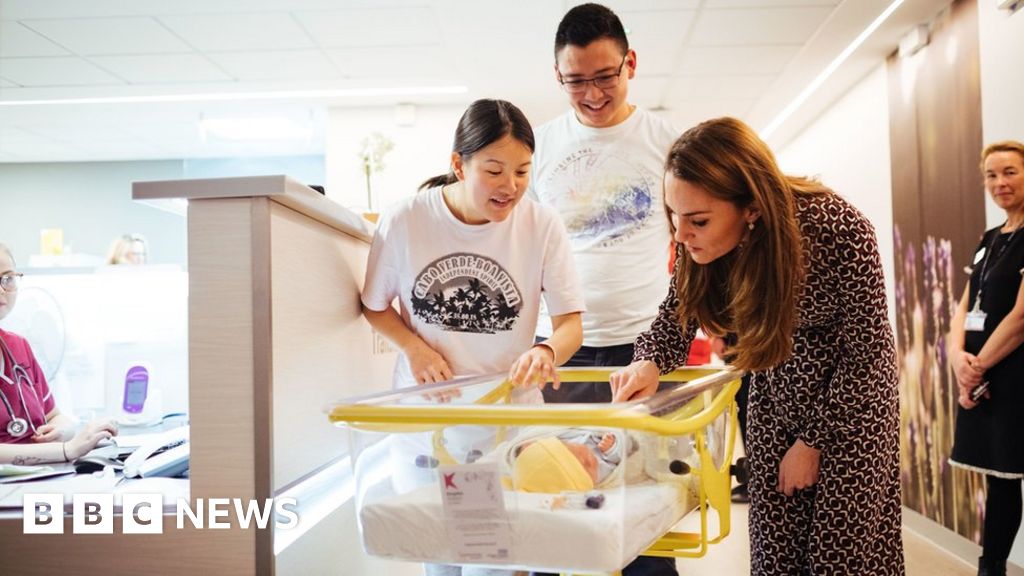 Duchess of Cambridge praises UK midwives' 'amazing work'