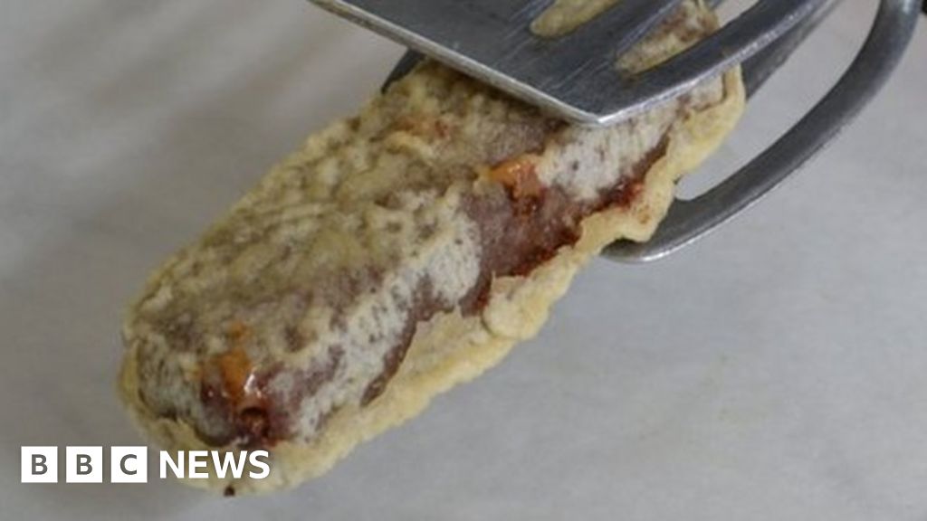 'Birthplace of the deep fried Mars bar' banner is banned BBC News
