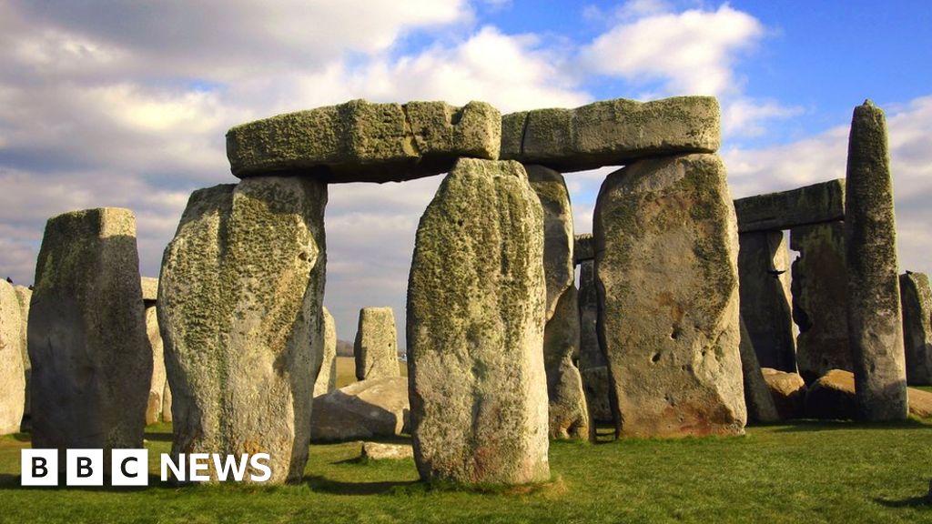 Stonehenge tunnel 'should be reconsidered', Unesco says - BBC News