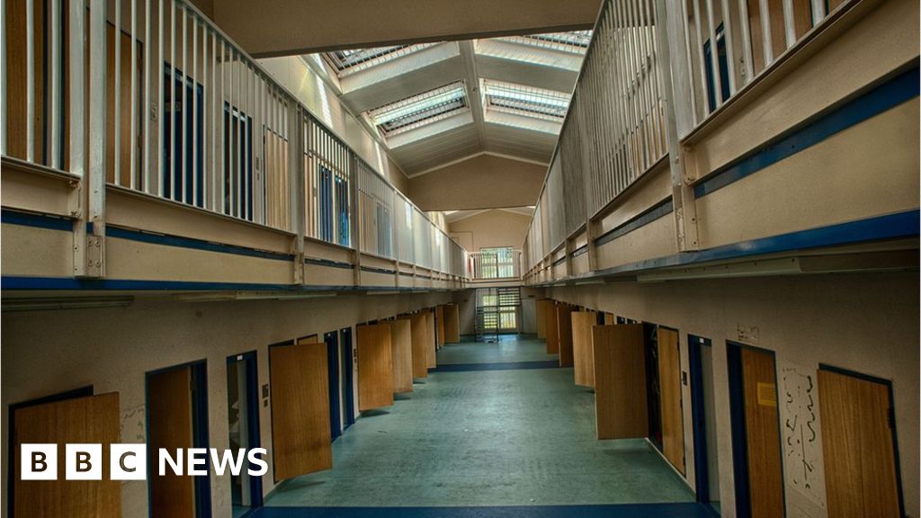 Blundeston Prison Inside Reggie Kray S Old Prison Cell Bbc News