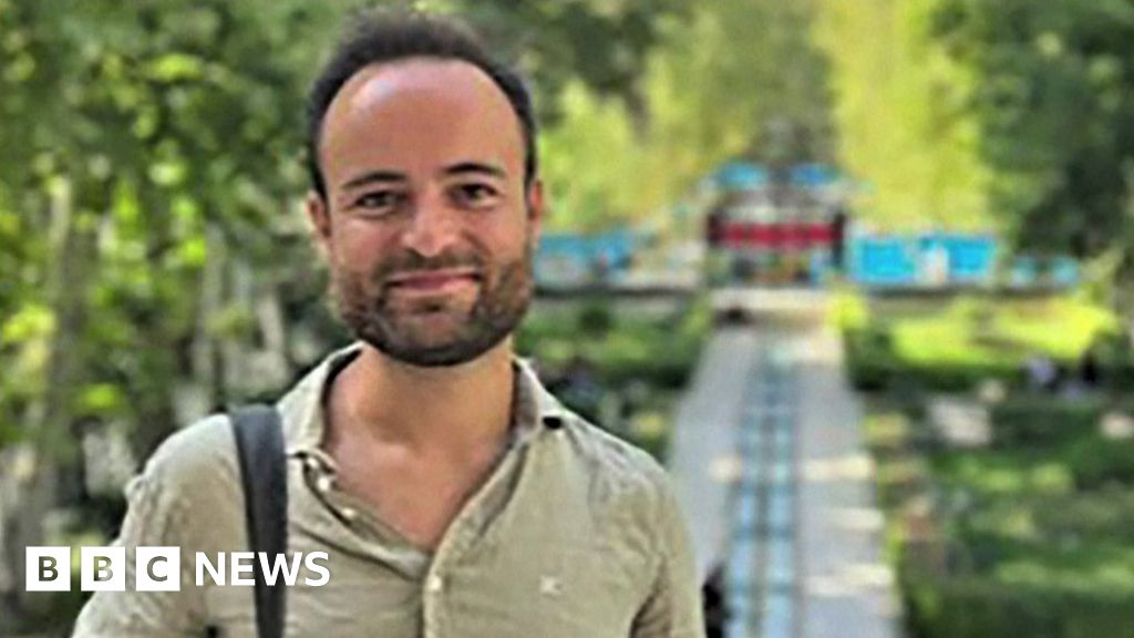 Френски турист задържан в Иран повече от година по обвинения
