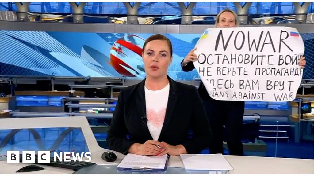 Ukraine war: Demonstrator disrupts Russia's flagship evening news broadcast