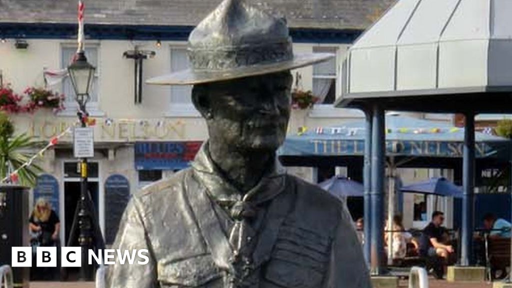 Robert Baden-Powell statue to be removed in Poole - BBC News
