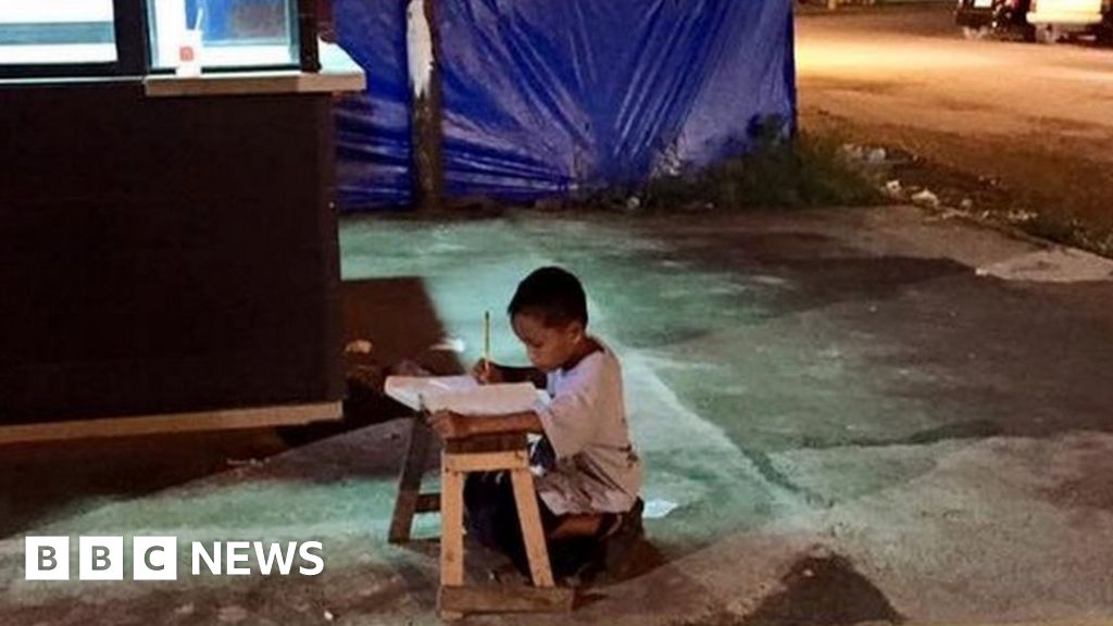 homeless-boy-doing-his-homework-by-mcdonald-s-light-inspires-thousands