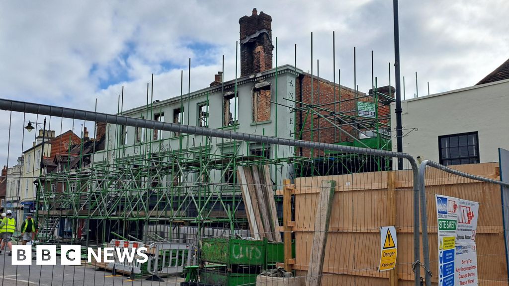 Midhurst fire: Scaffolding work under way at fire-damaged hotel - BBC News