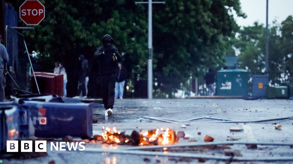 Masonry thrown at police in Portadown in fourth night of NI disorder