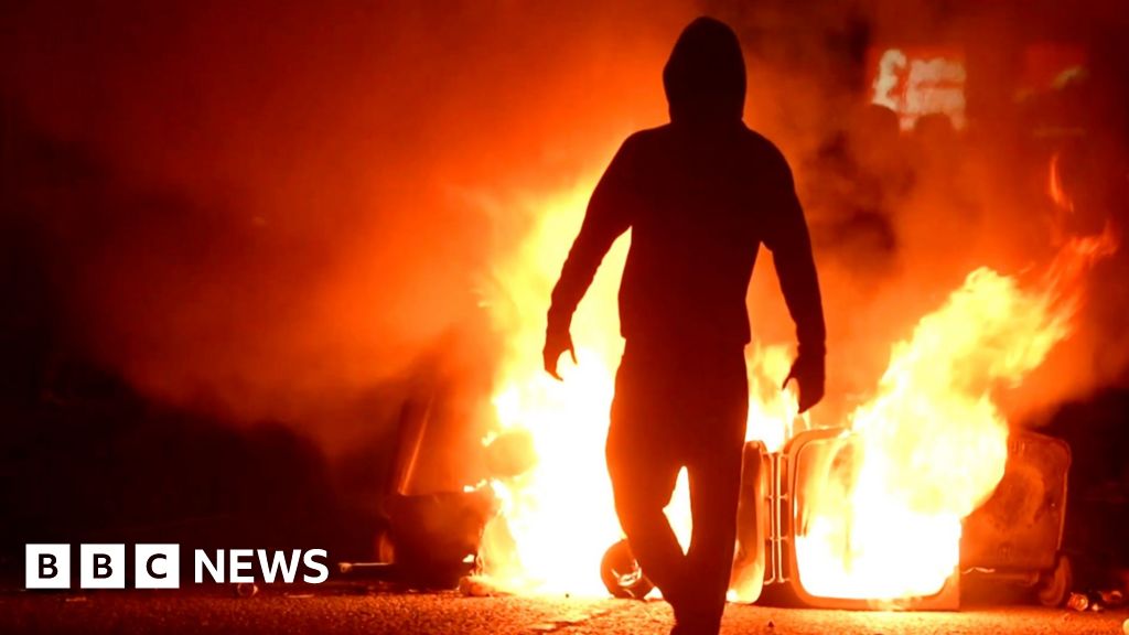 Violence continues in Northern Ireland for third night