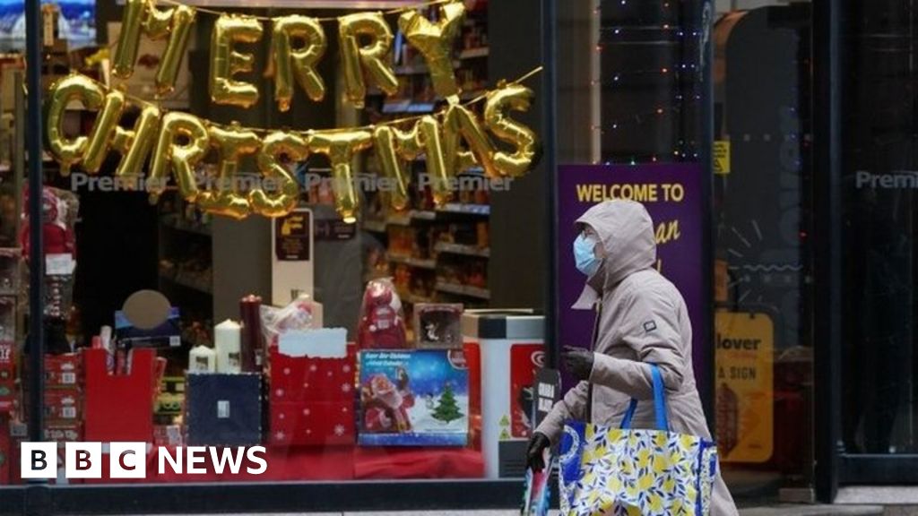 Shoppers avoid city centres on Christmas Eve, figures suggest - BBC News