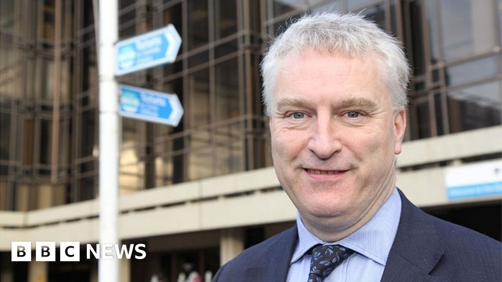 Portsmouth council leader blames government for health crisis - BBC News