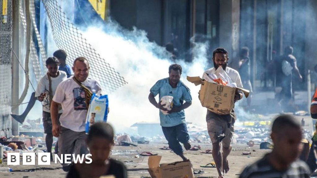 Papua New Guinea: At least 15 dead after major rioting and looting