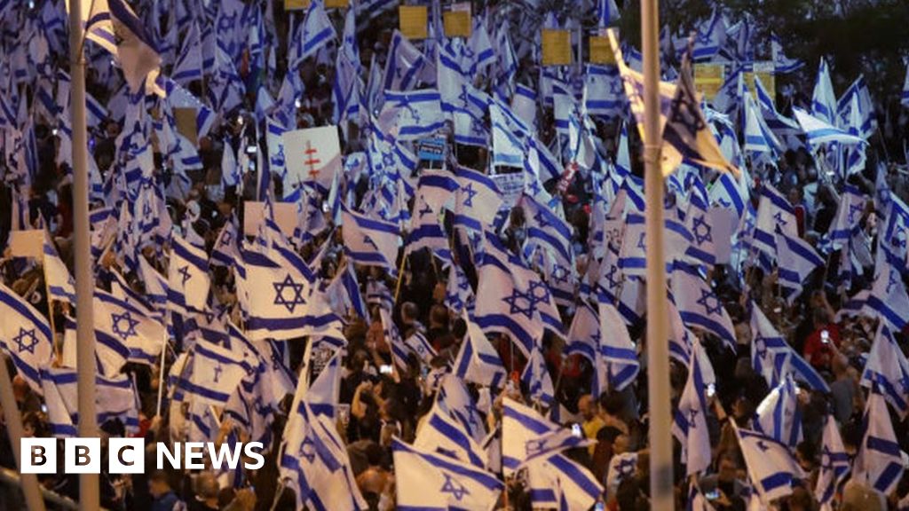 Halt Israel legal reform, urges defence minister