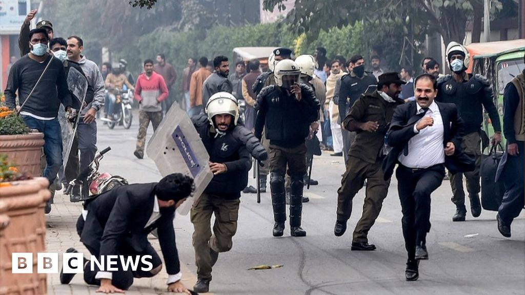 Pakistan protest: Patients die as lawyers ransack Lahore hospital