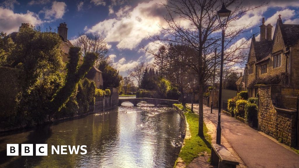 Bourton-on-the-Water: Talks ongoing to restrict coaches in Cotswolds village 