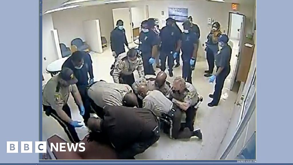 ビデオは、彼が拘留中に死亡する前に、警察がエルボ・オティエノに積み重なっていることを示しています