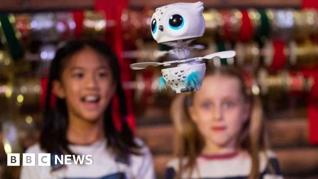 Toy sales slump as shops chase Christmas cheer - BBC News