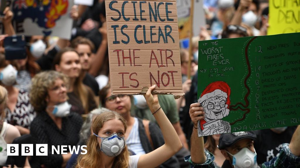 Australia climate change: Thousands rally in Sydney amid bushfires - BBC News