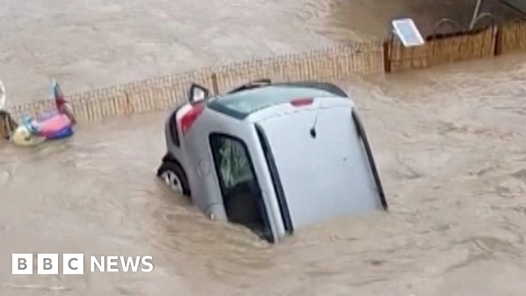 Улици в България и Турция се превръщат в реки при смъртоносни наводнения