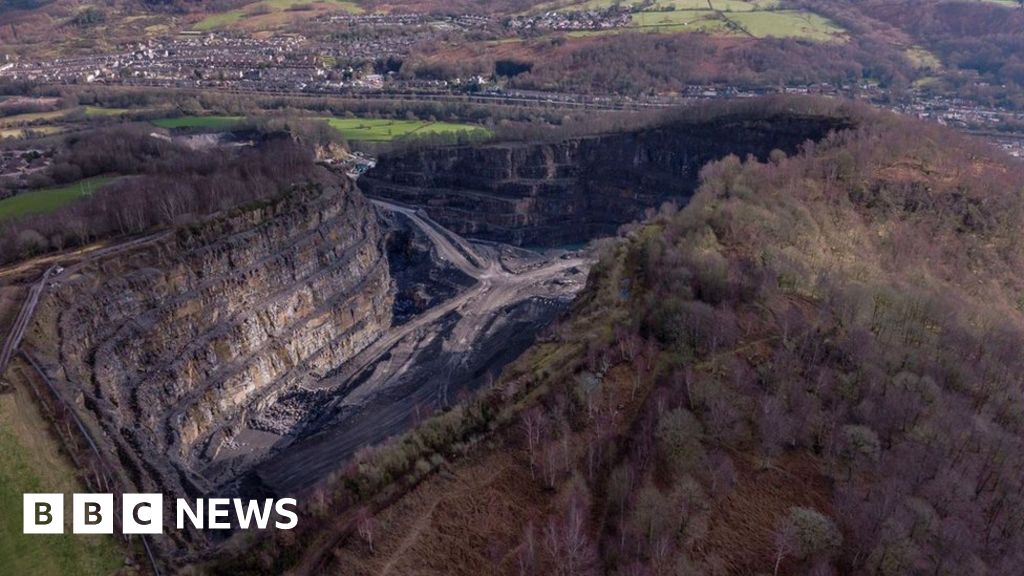 Pontypridd: Residents' quarry protest tries to stop lorries 