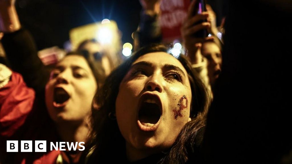 International Women’s Day: Istanbul women defy ban on protests