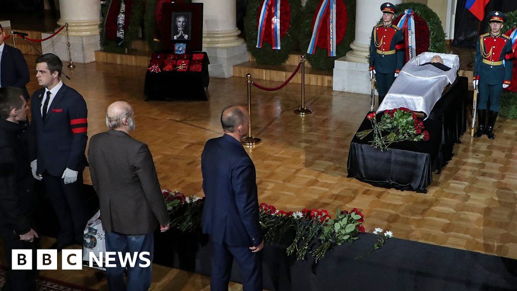 Mourners pay respects to Mikhail Gorbachev
