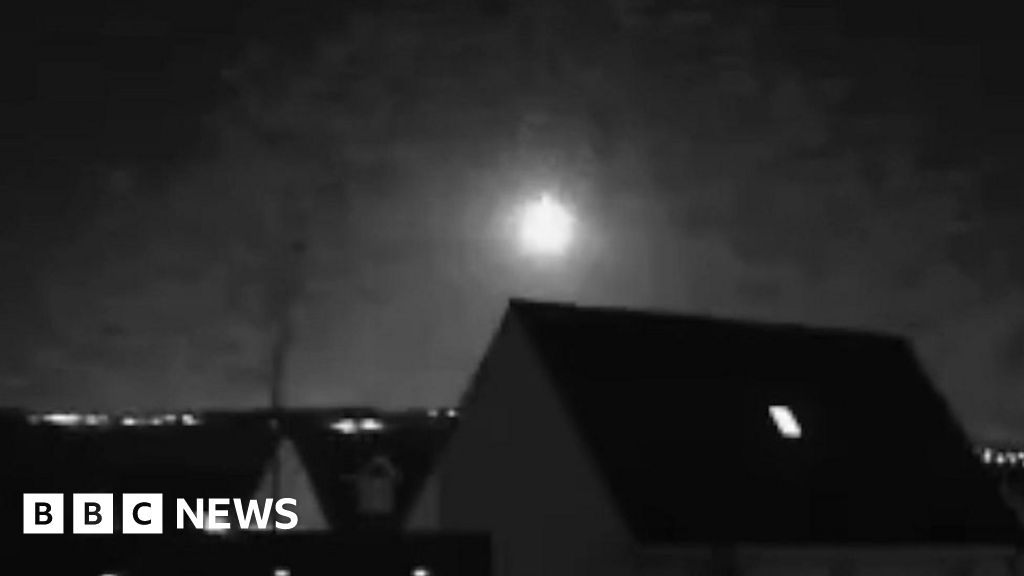 Meteor explosion moment captured across northern England - BBC News