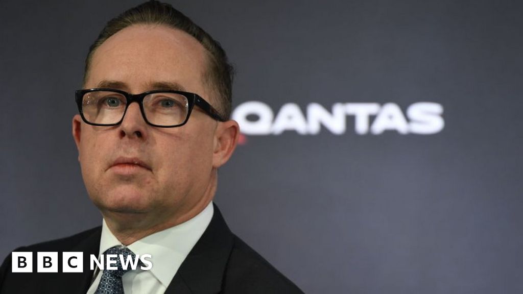 Шефът на Qantas Алън Джойс ще напусне авиокомпанията два месеца