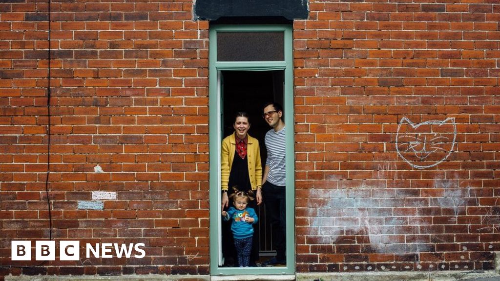Coronavirus: Doorstep photo diaries capture life in lockdown - BBC News