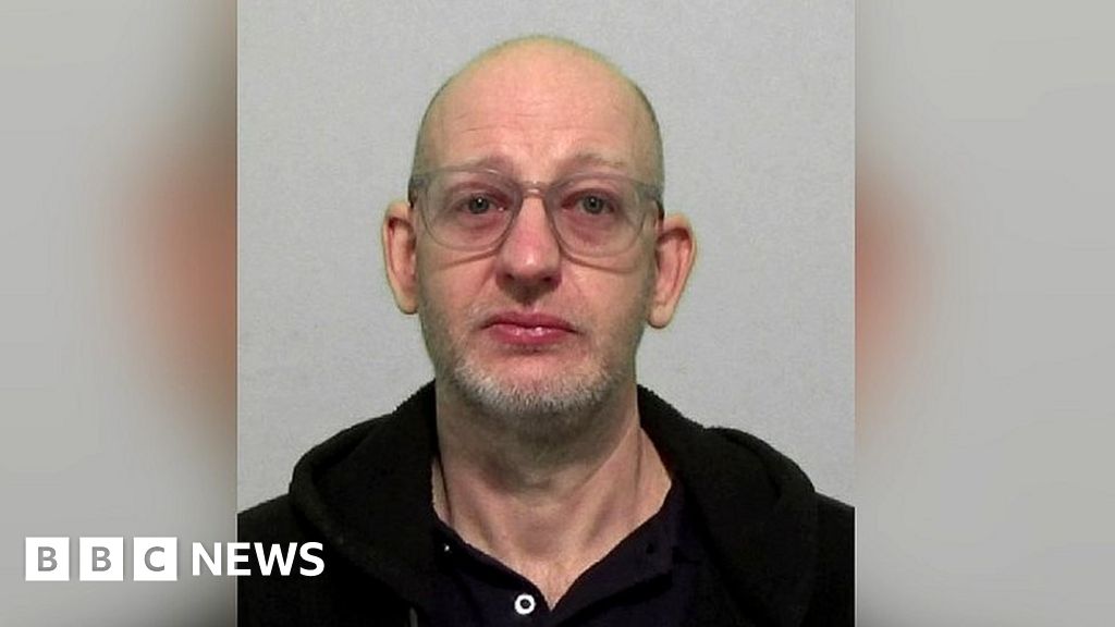 Sunderland: Man with 2,000 child abuse images spared jail - BBC News