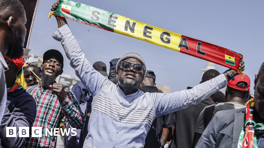 Избори в Сенегал: Поддръжници на опозицията маршируват в Дакар, призовавайки за бързо гласуване