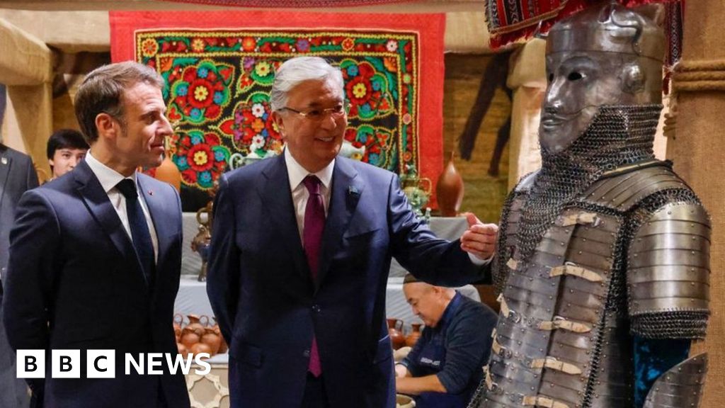 Френският президент Еманюел Макрон е в Централна Азия на посещение