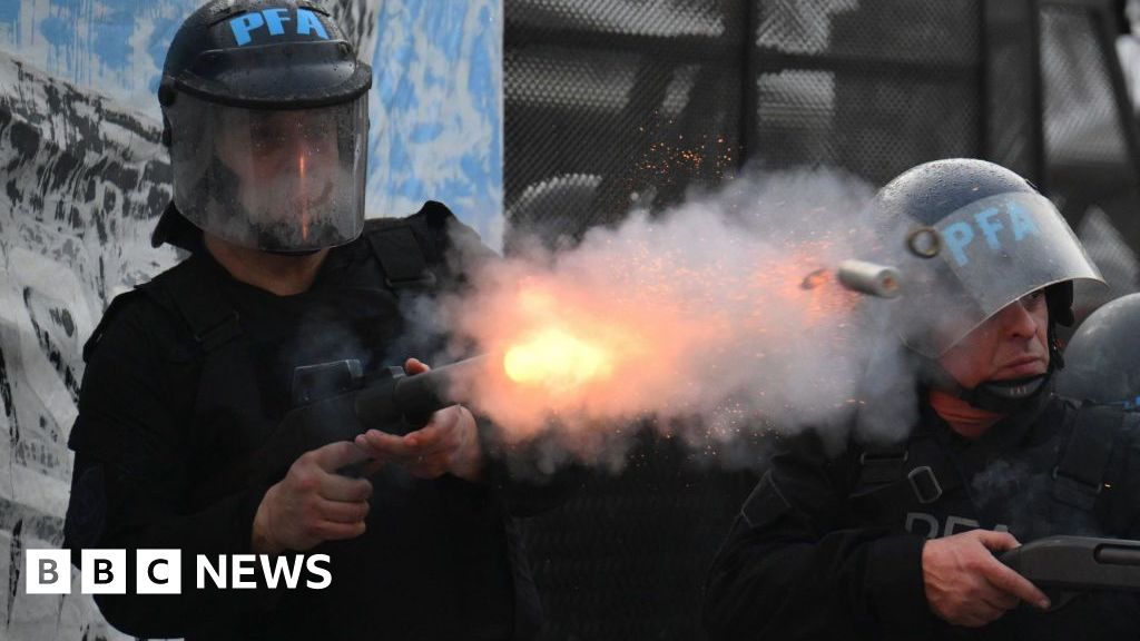 Argentina reforms: Police and protesters clash in Buenos Aires - BBC News