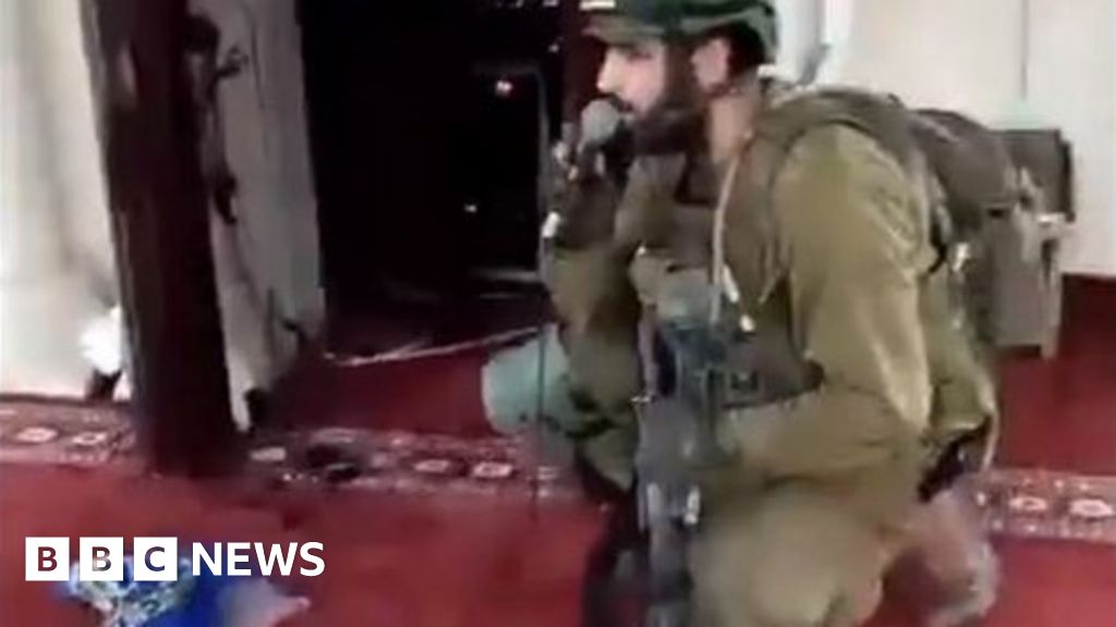Поведението на израелските войници в джамия, осъдено от IDF