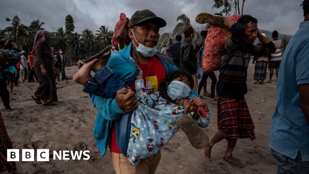 Indonesia volcano: Dozens injured as residents flee huge ash cloud from Mt Semeru - BBC News