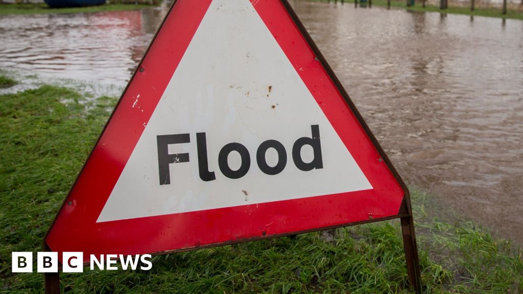 Flooding closes Southampton flyover - BBC News