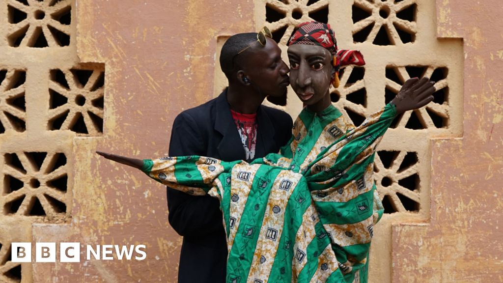 The 'sorcerer' keeping Mali's marionette tradition alive