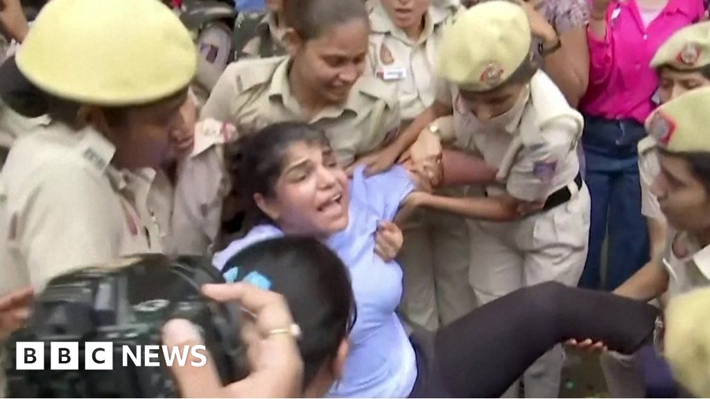 印度警察拖走并拘留抗议的摔跤手