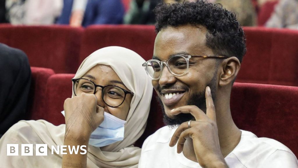 Somalis Enjoy First Public Film Screening In 30 Years Bbc News
