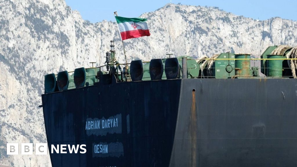 Iran tanker row: Greece closes out ship after US warnings